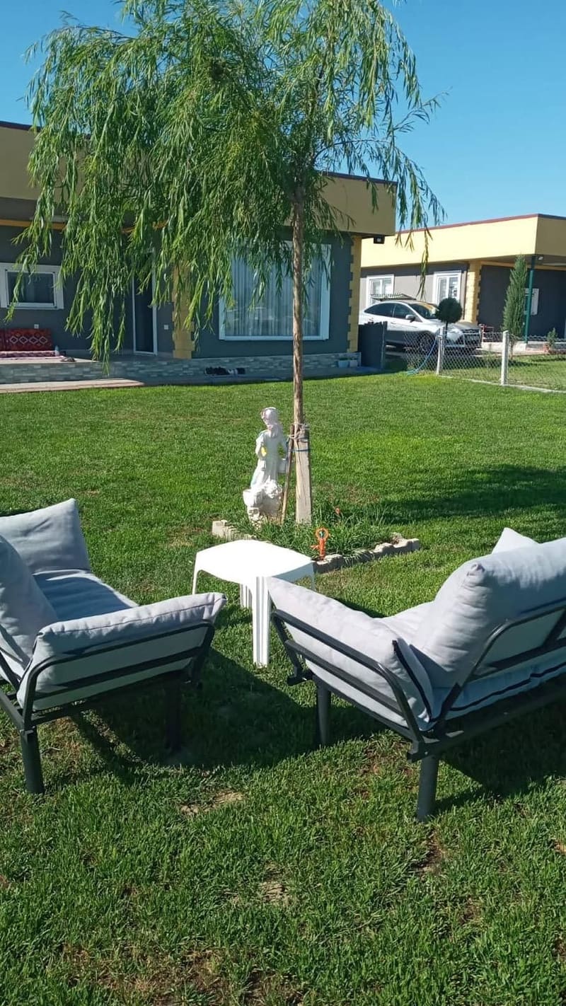 Bahçede oturma alanı