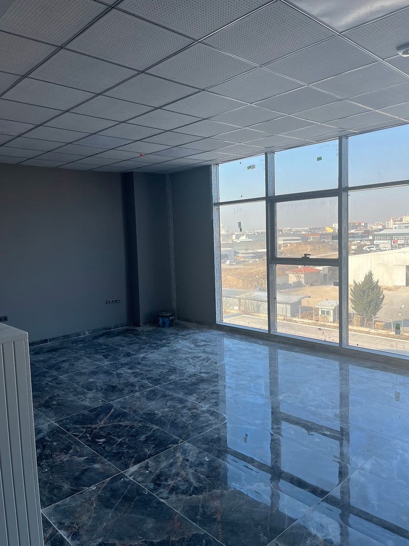 Ofis 2 · Koyu mermer desenli zemin